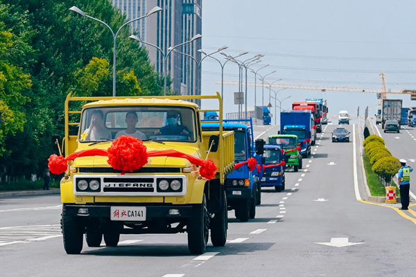 135匹,最高时速90千米,搭载自主开发,达到国内领先水平的解放ca6102