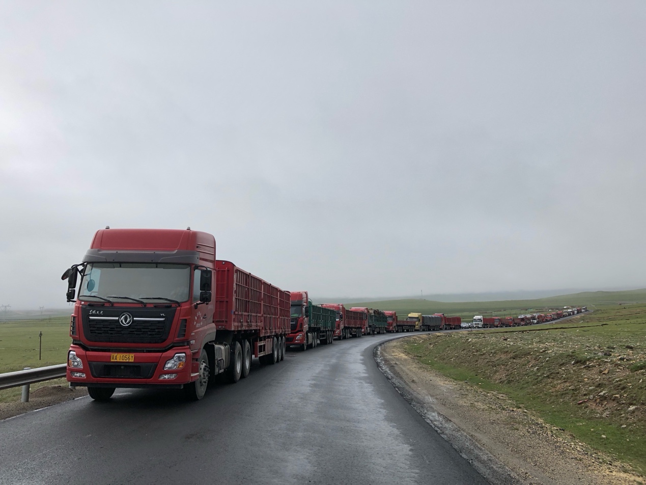 卡车行驶在路上

AI 生成的内容可能不正确。