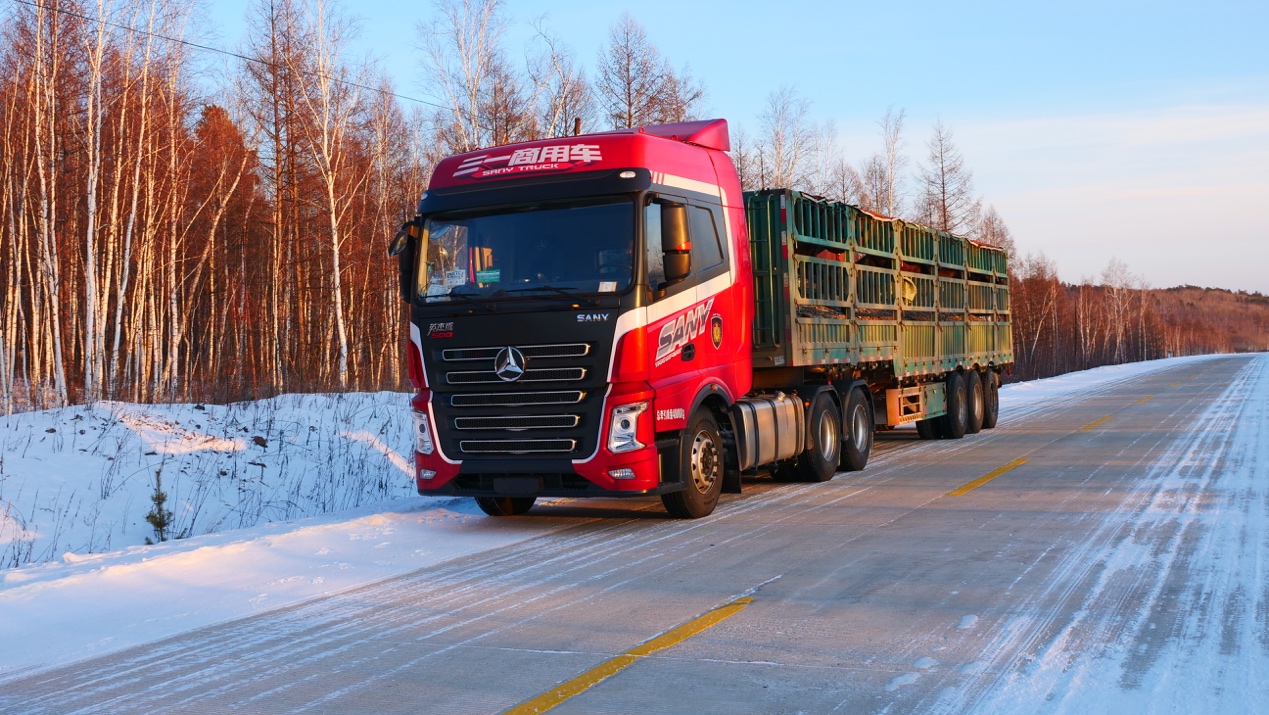 卡车行驶在路上

AI 生成的内容可能不正确。