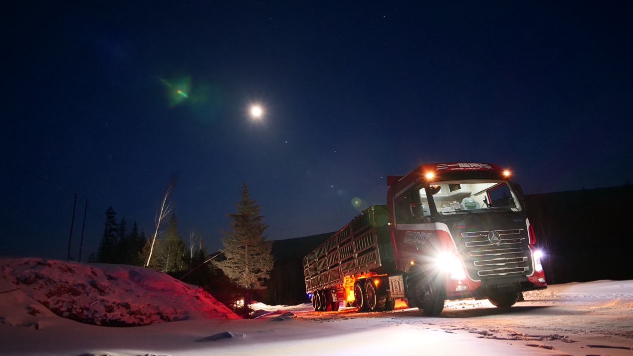 夜晚的雪地里行驶的车

AI 生成的内容可能不正确。