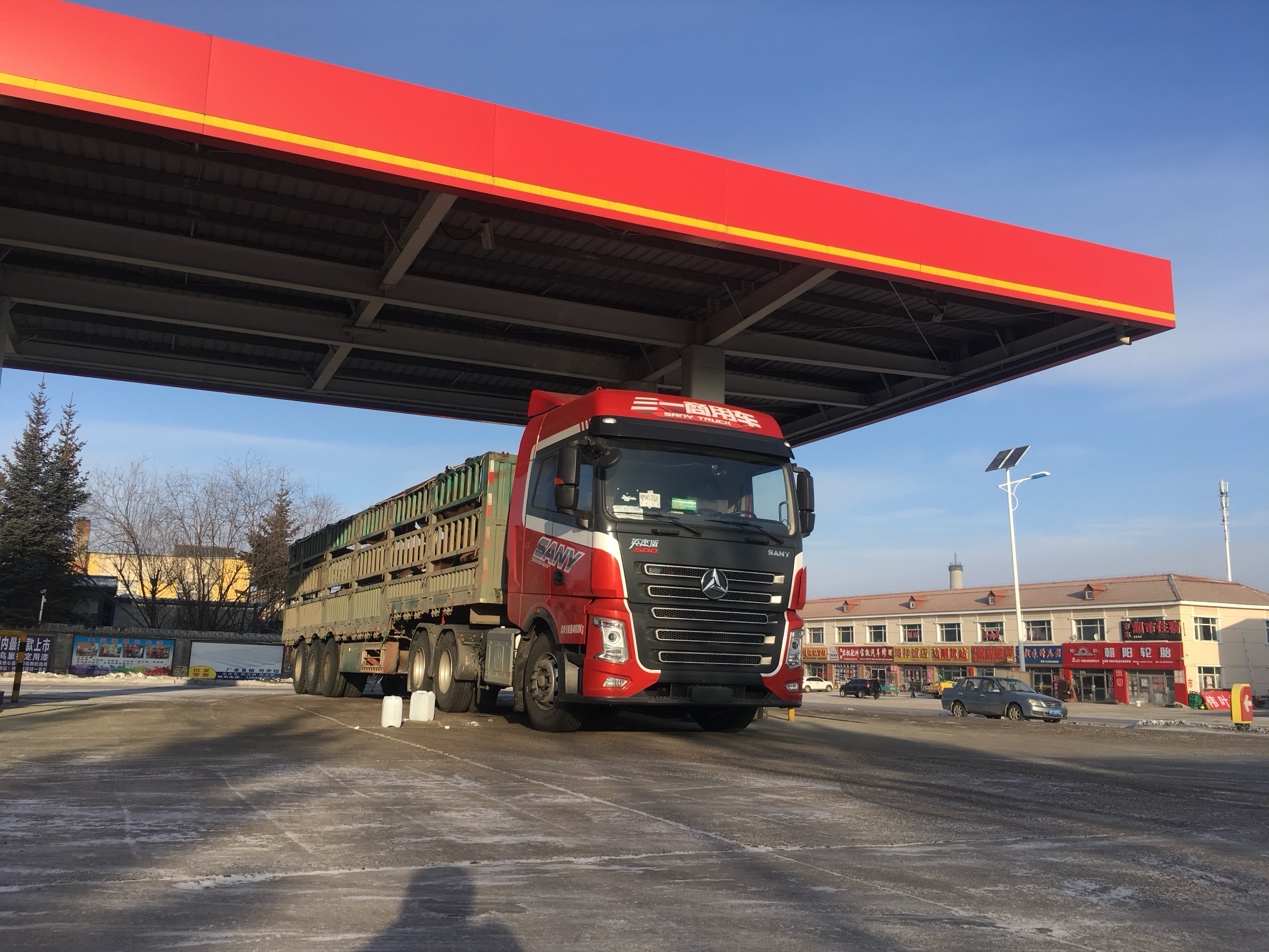 卡车行驶在路上

AI 生成的内容可能不正确。