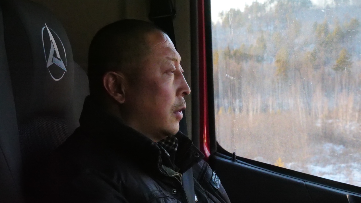 男人在窗户前面
AI 生成的内容可能不正确。