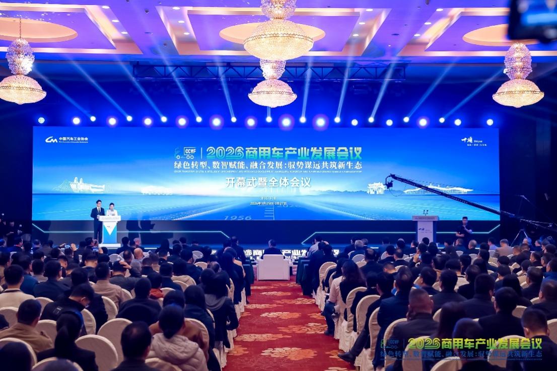 礼堂里有许多人
AI 生成的内容可能不正确。