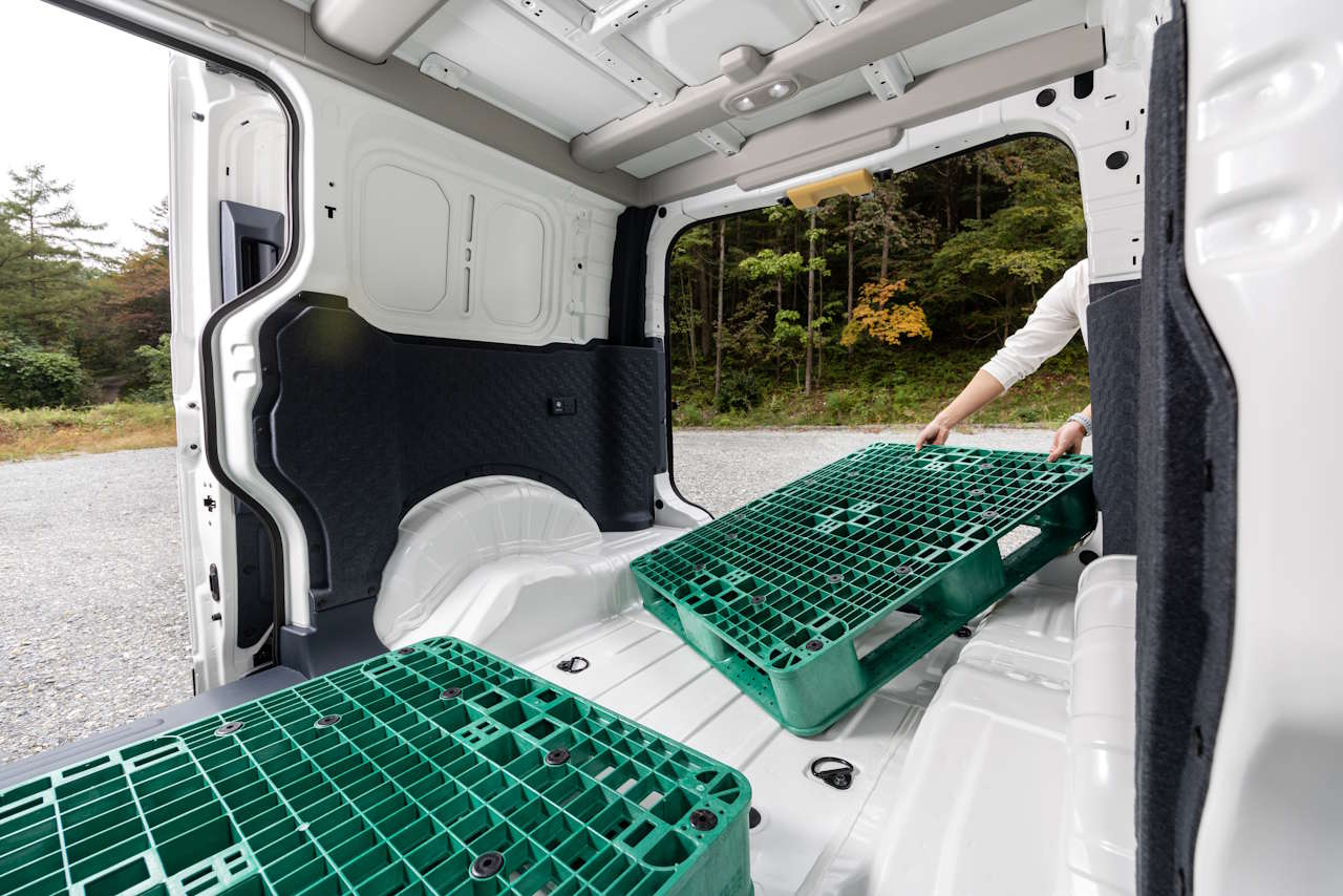 16_PV5-Cargo-Clear-White-Detail