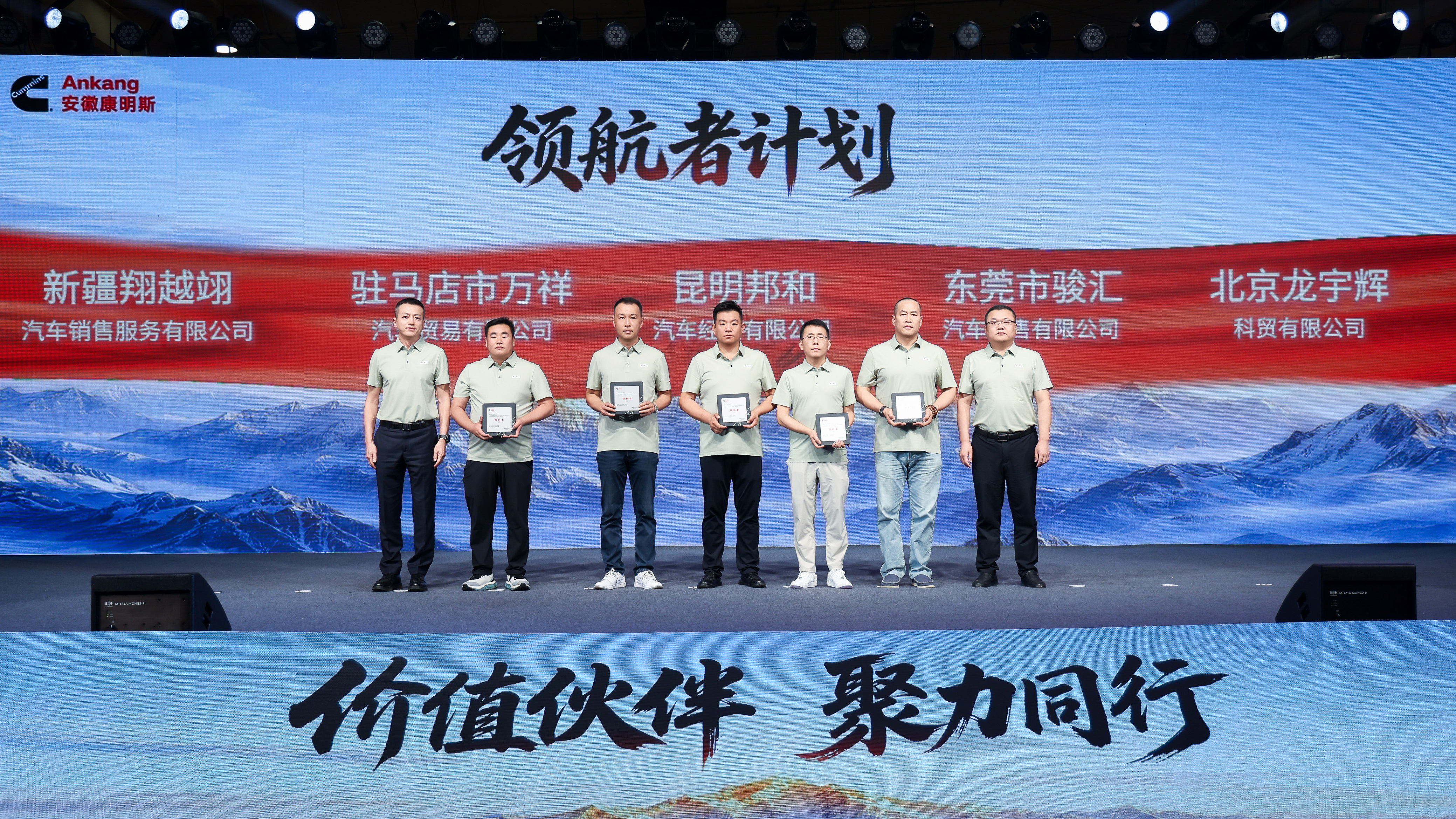 一群人站在海边
AI 生成的内容可能不正确。