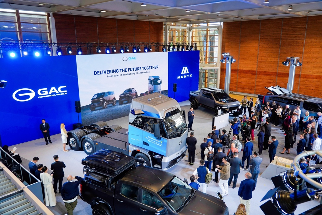 A group of people standing around a truck

AI-generated content may be incorrect.