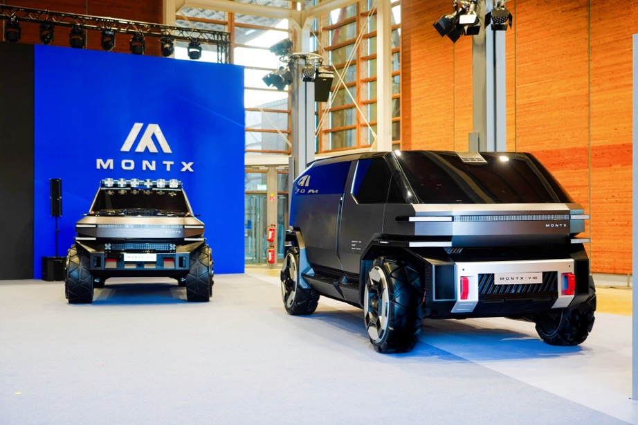 A group of cars in a showroom

AI-generated content may be incorrect.