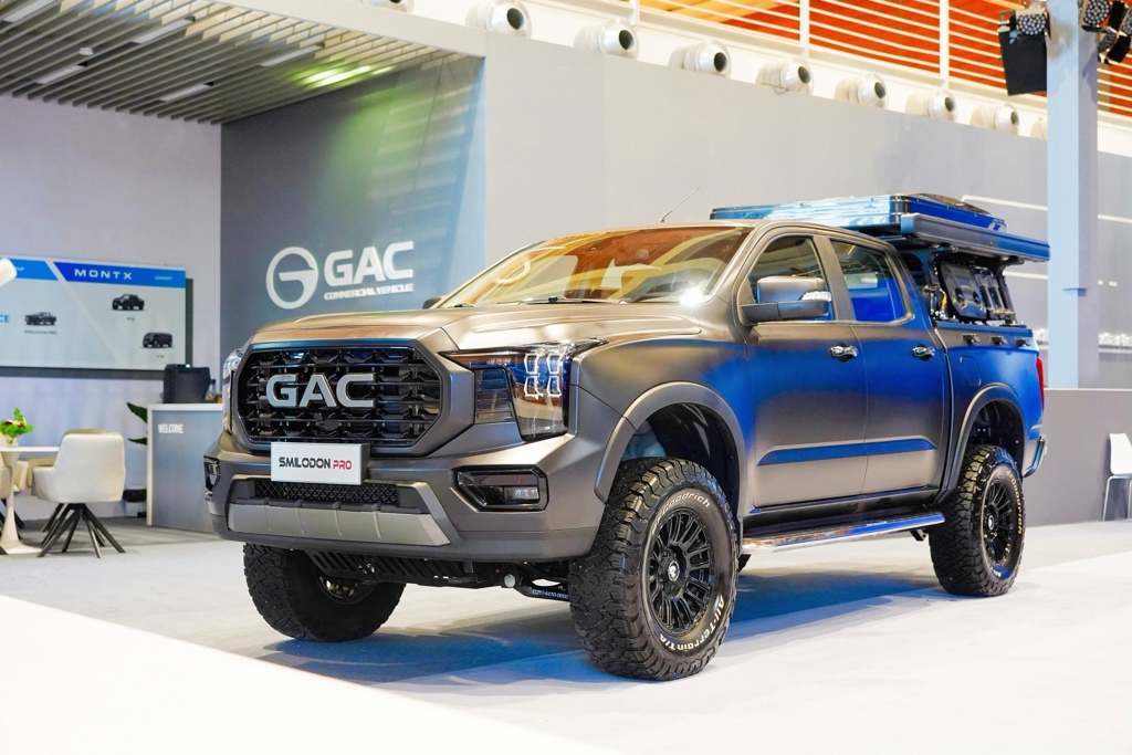 A truck parked in a showroom

AI-generated content may be incorrect.