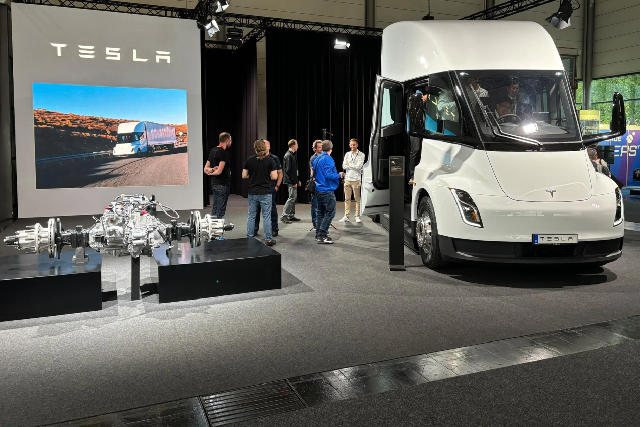 tesla-semi-e-lkw-electric-truck-iaa-peter-schwierz-hintergrund-background-2024-01-min