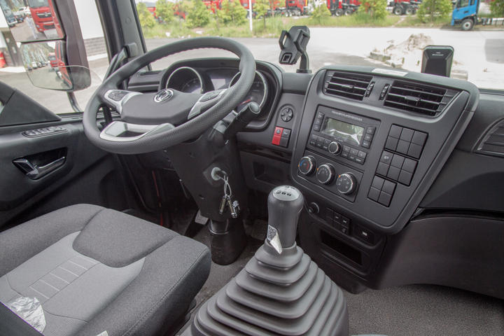 东风天锦kr也出牵引车了?三座低顶驾驶室?-卡车e族